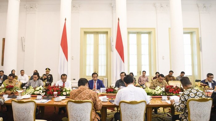 Presiden Joko Widodo (tengah) memimpin rapat terbatas (ratas) di Istana Bogor, Jawa Barat, Selasa (4/2/2020). ANTARA FOTO/Hafidz Mubarak A