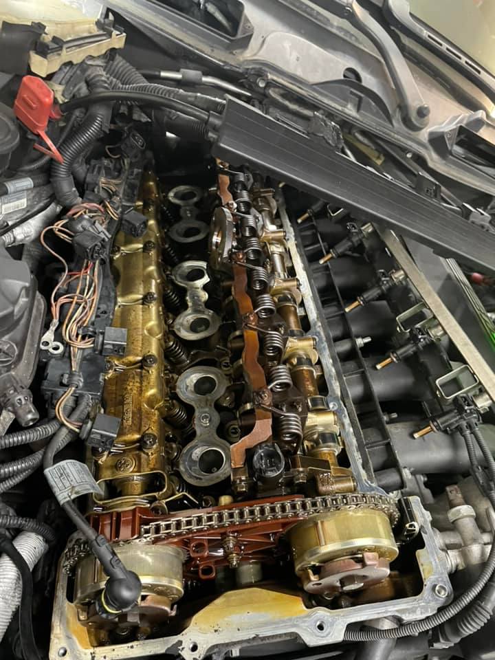 寶馬/BMW被修壞的車#N52六缸自然進氣引擎#氣門蓋漏油維修#氣門蓋有兩種#前期鋁鎂合金#後期塑鋼#OiCar台北汽車保修推薦線上預約保障服務