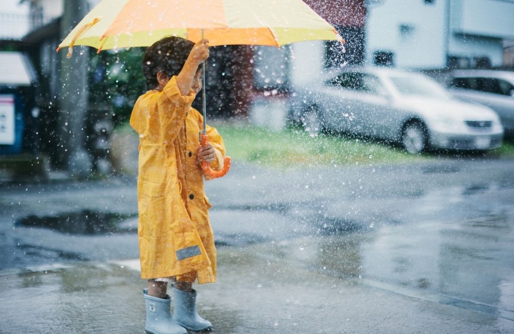 騎士在城市雨夜中專注騎行之質感光影