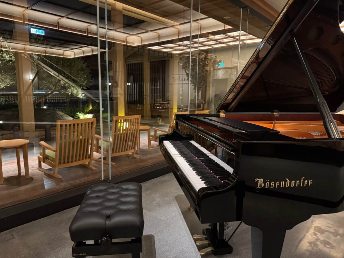 貝森朵夫 Bösendorfer 214 平台鋼琴與自動演奏系統配置於汩汩和苑飯店 Lobby 空間
