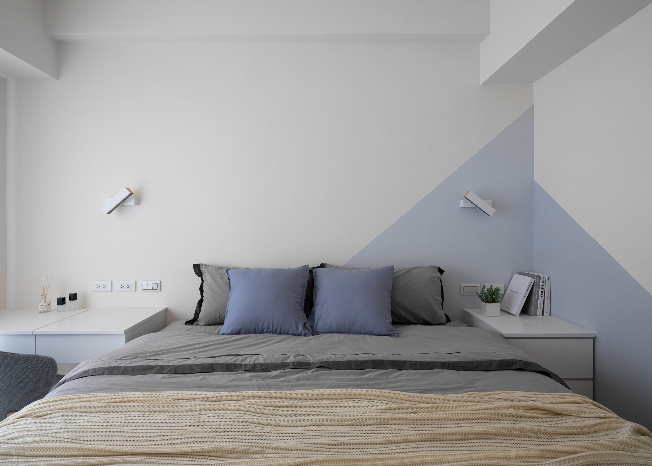 三重｜白系清新｜15.5 坪_主臥視角2