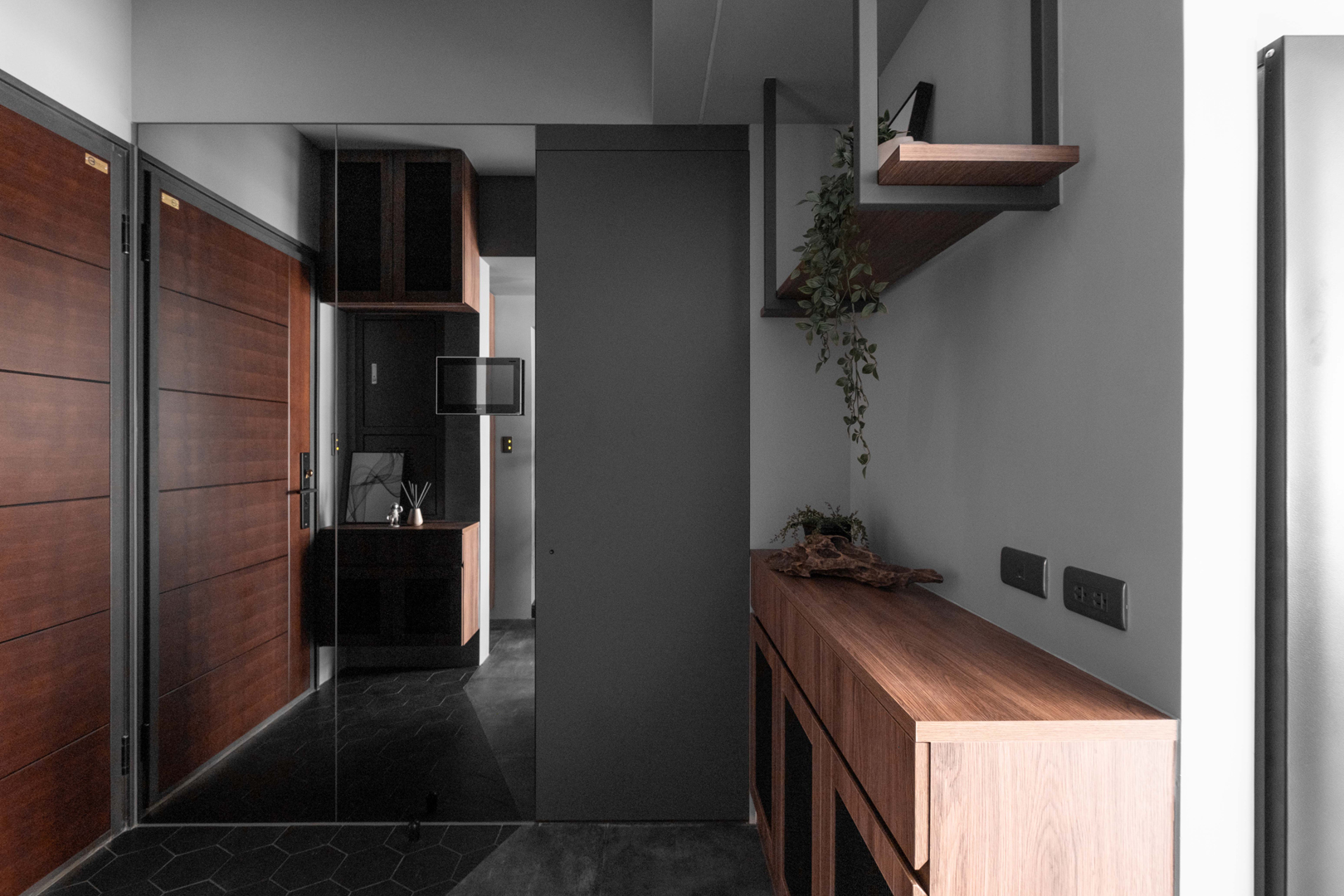 中和石墨光域_玄關左側玻璃與暗門