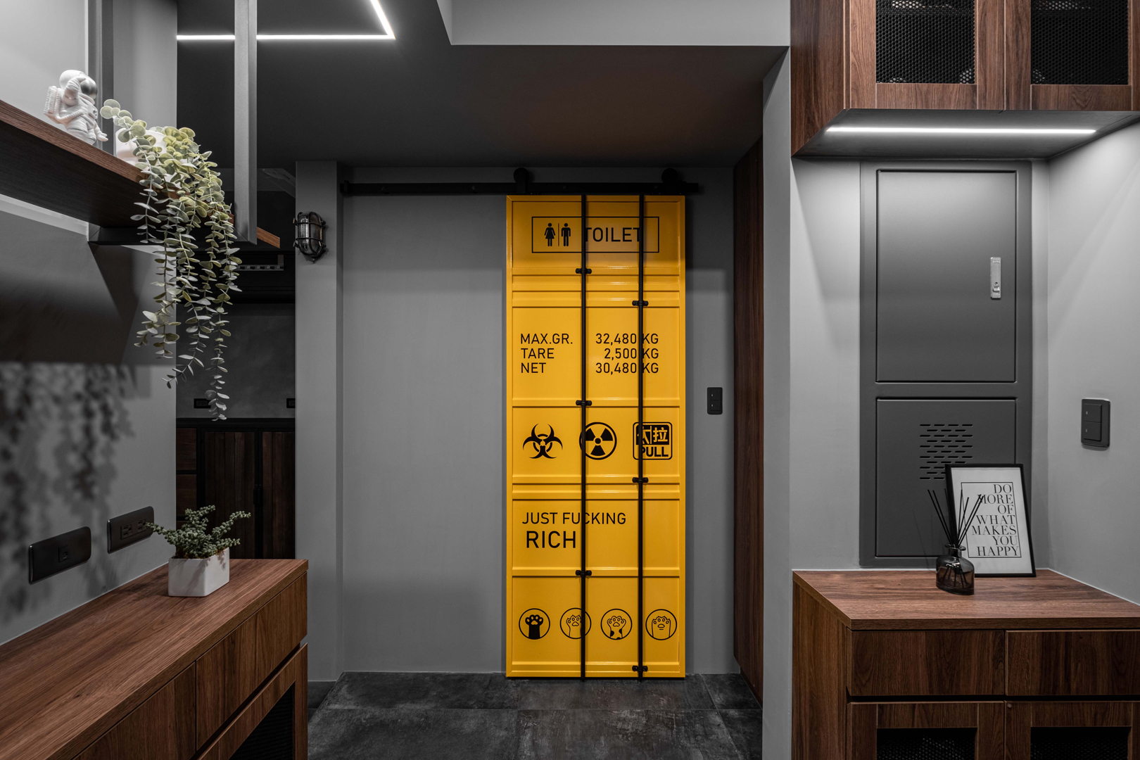 中和石墨光域_玄關與衛浴貨櫃門_開燈