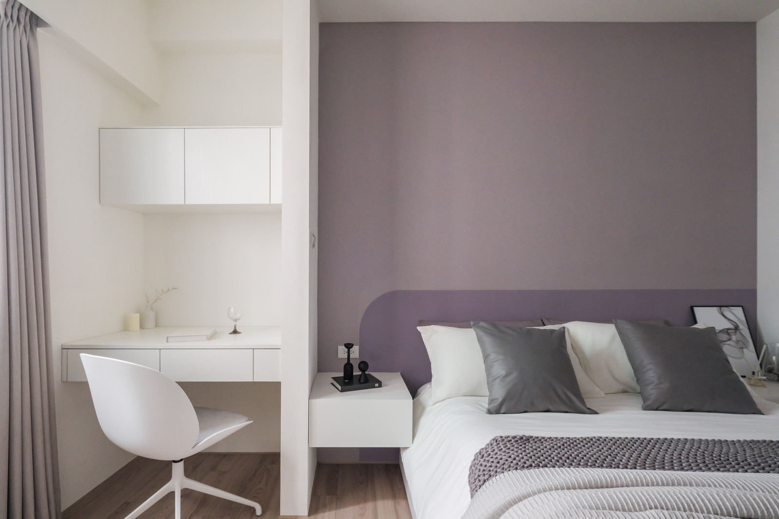 文山光序重生_梳妝台與床左側