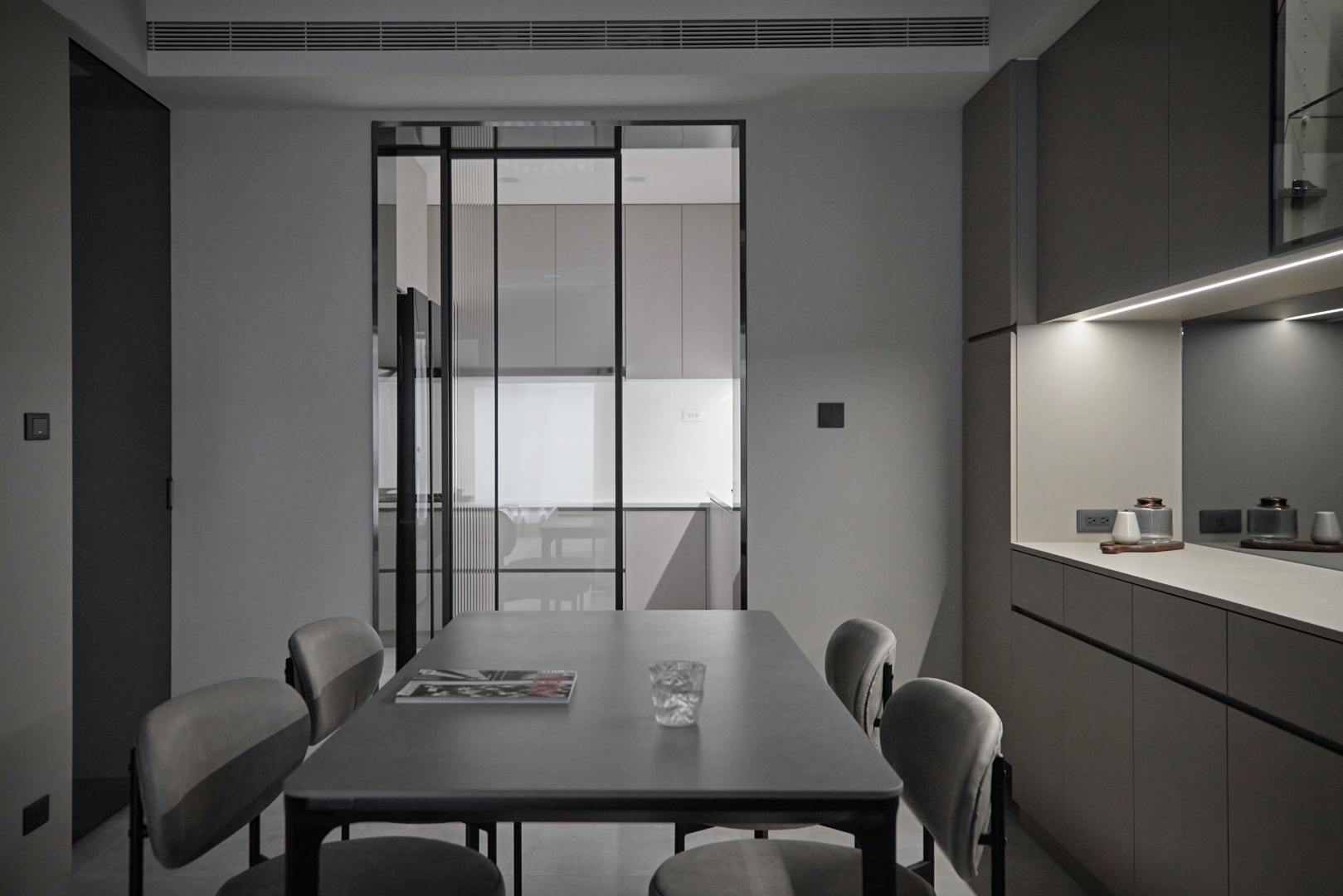 三重灰序日光_室內視角