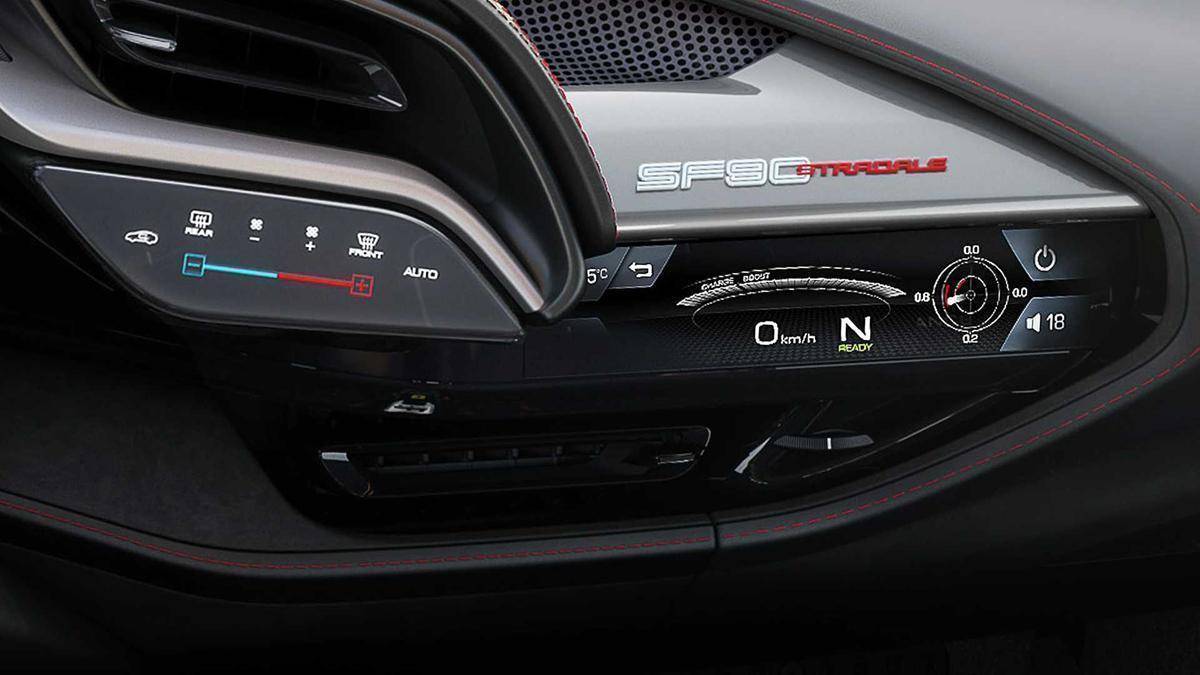 全數位化的中央儀錶板更採用了首次應用於汽車產業的16英寸曲面高解析度螢幕，融合了Ferrari傳統的造車工藝與科技創新。