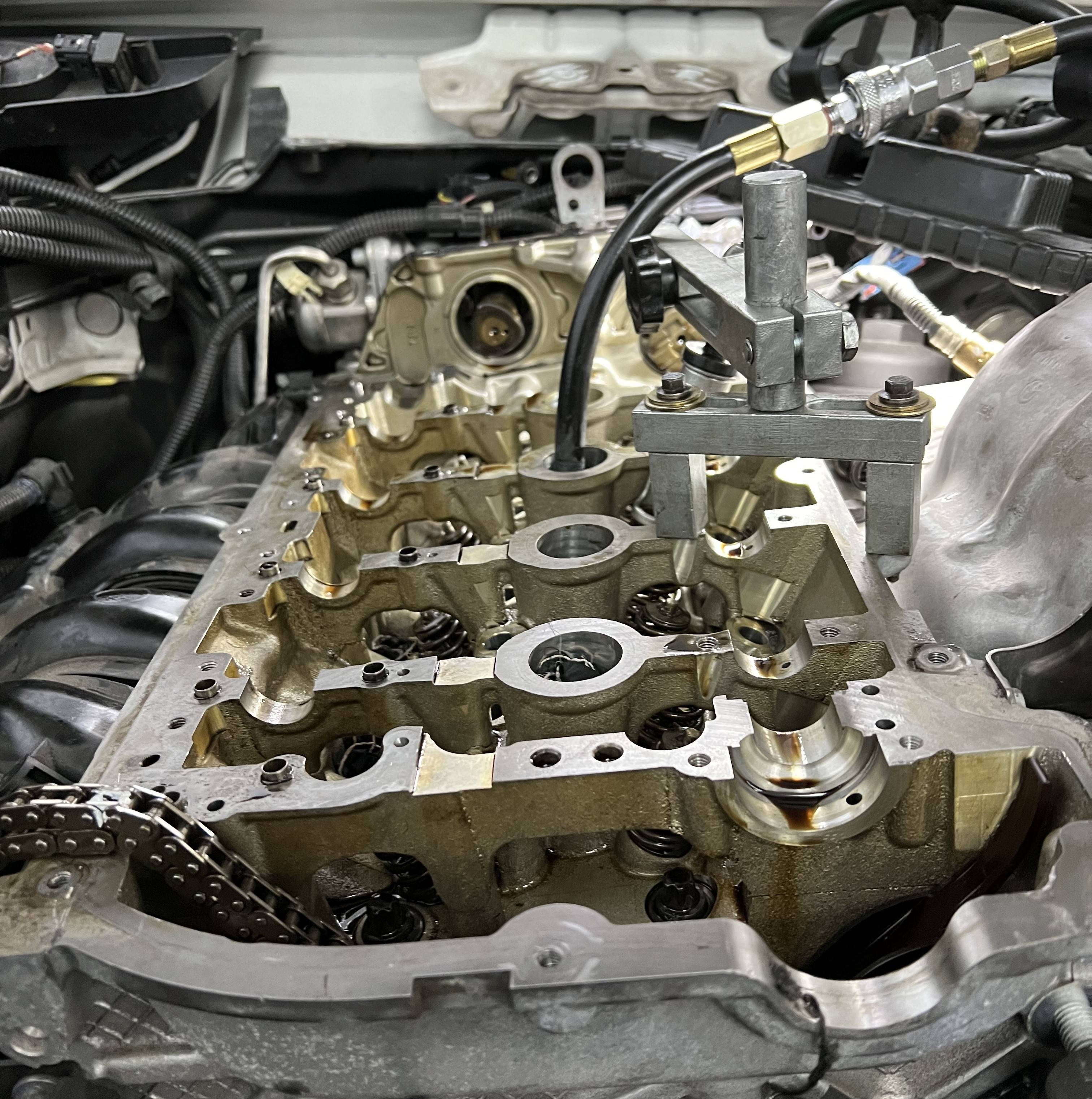 BMW 180i 引擎維修施工情況。