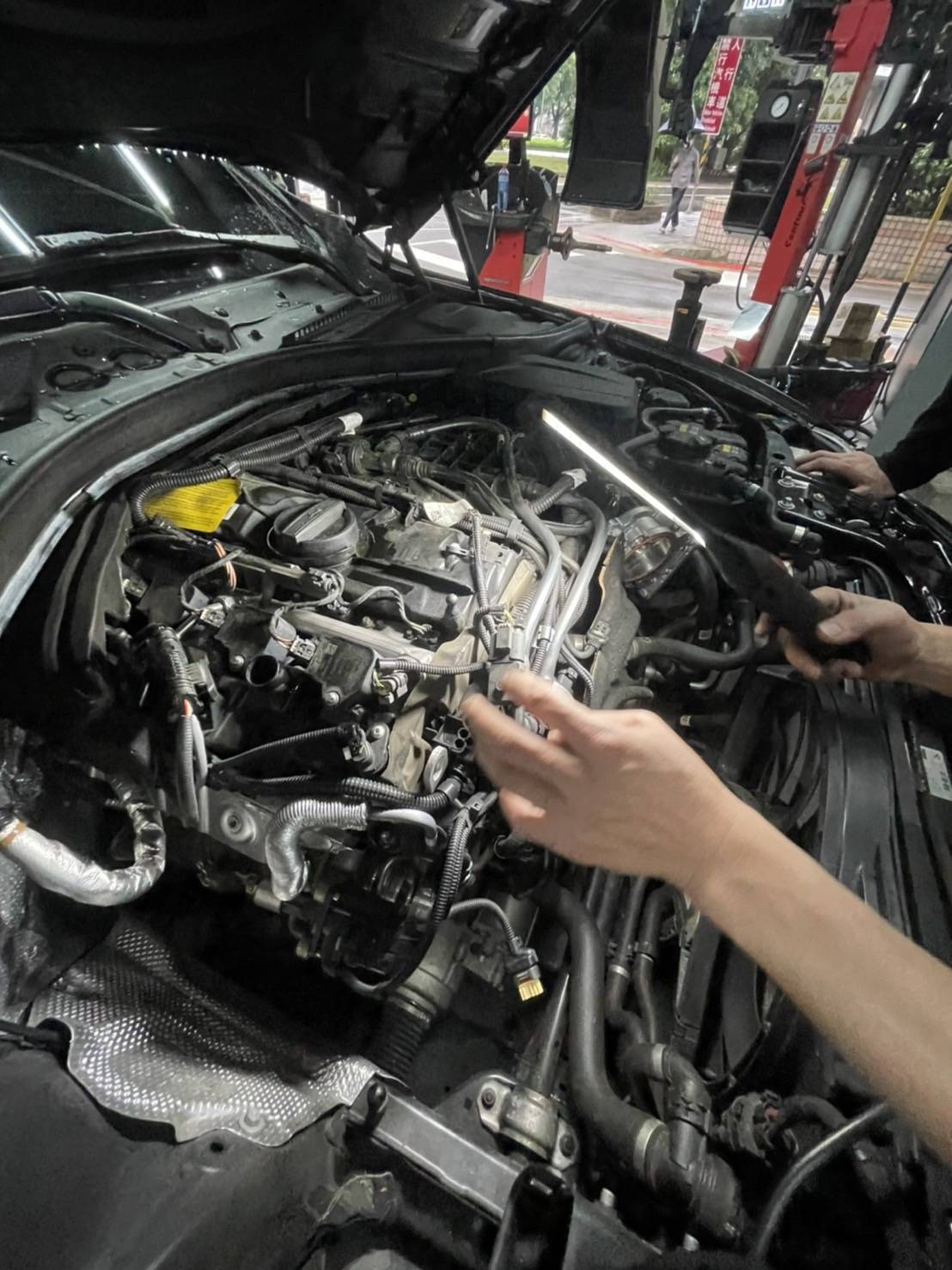 (圖7)BMW 428i 引擎怠速抖動檢修，燃燒不均積碳清洗施工。