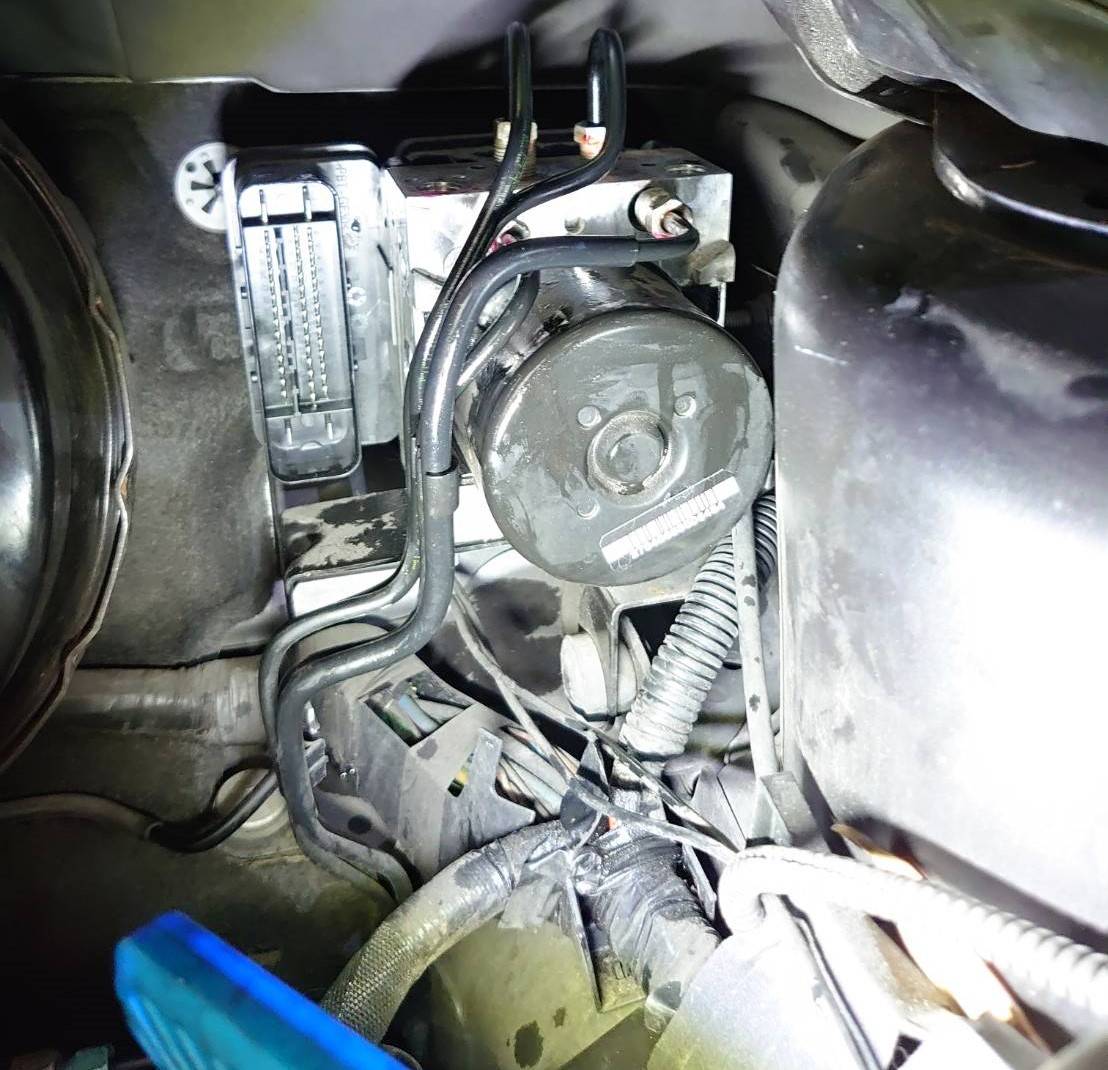 (圖5)BMW f02 740i變速箱油冷卻器故障。