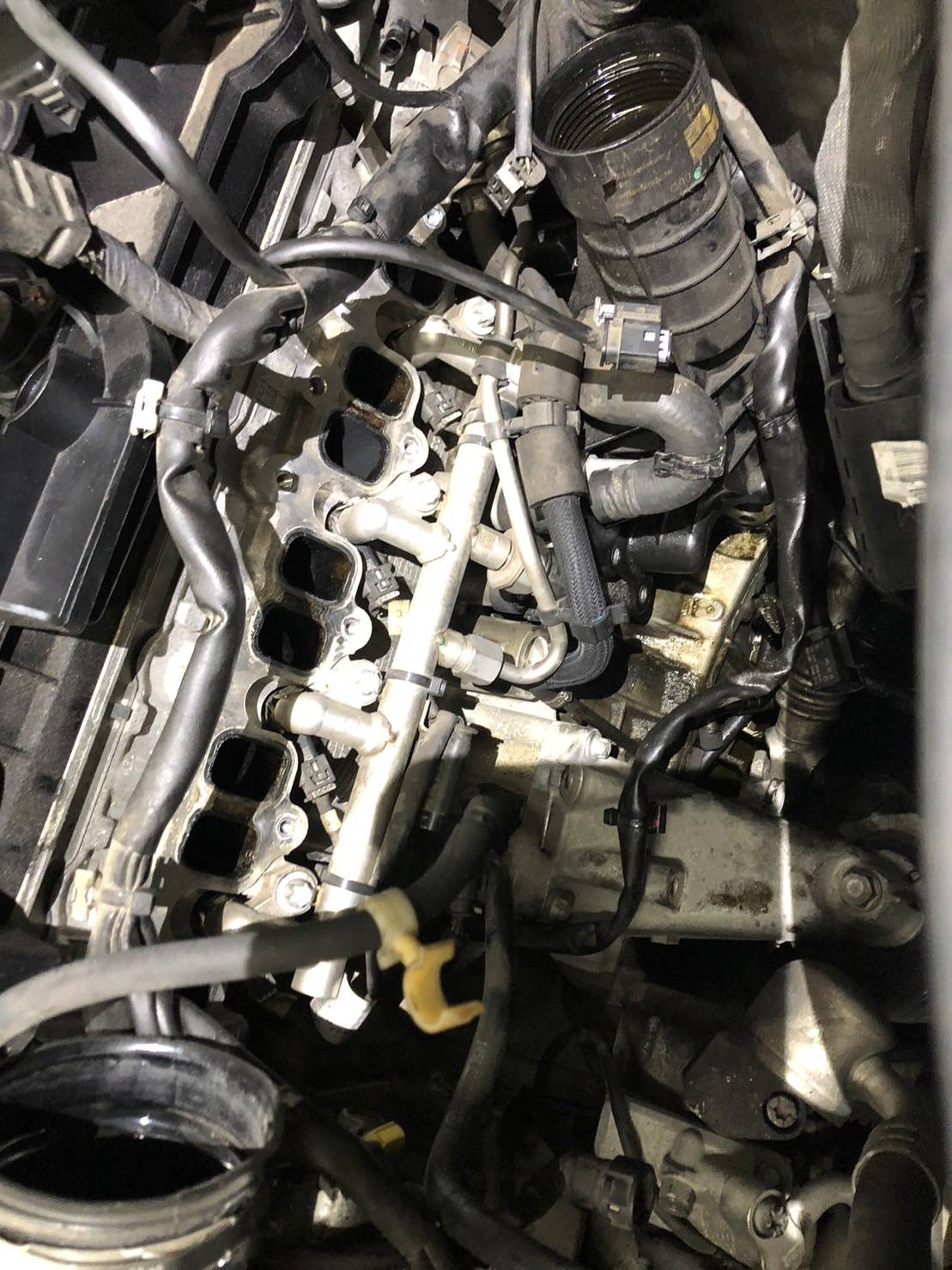 BENZ E350 引擎機油芯座漏油維修施工