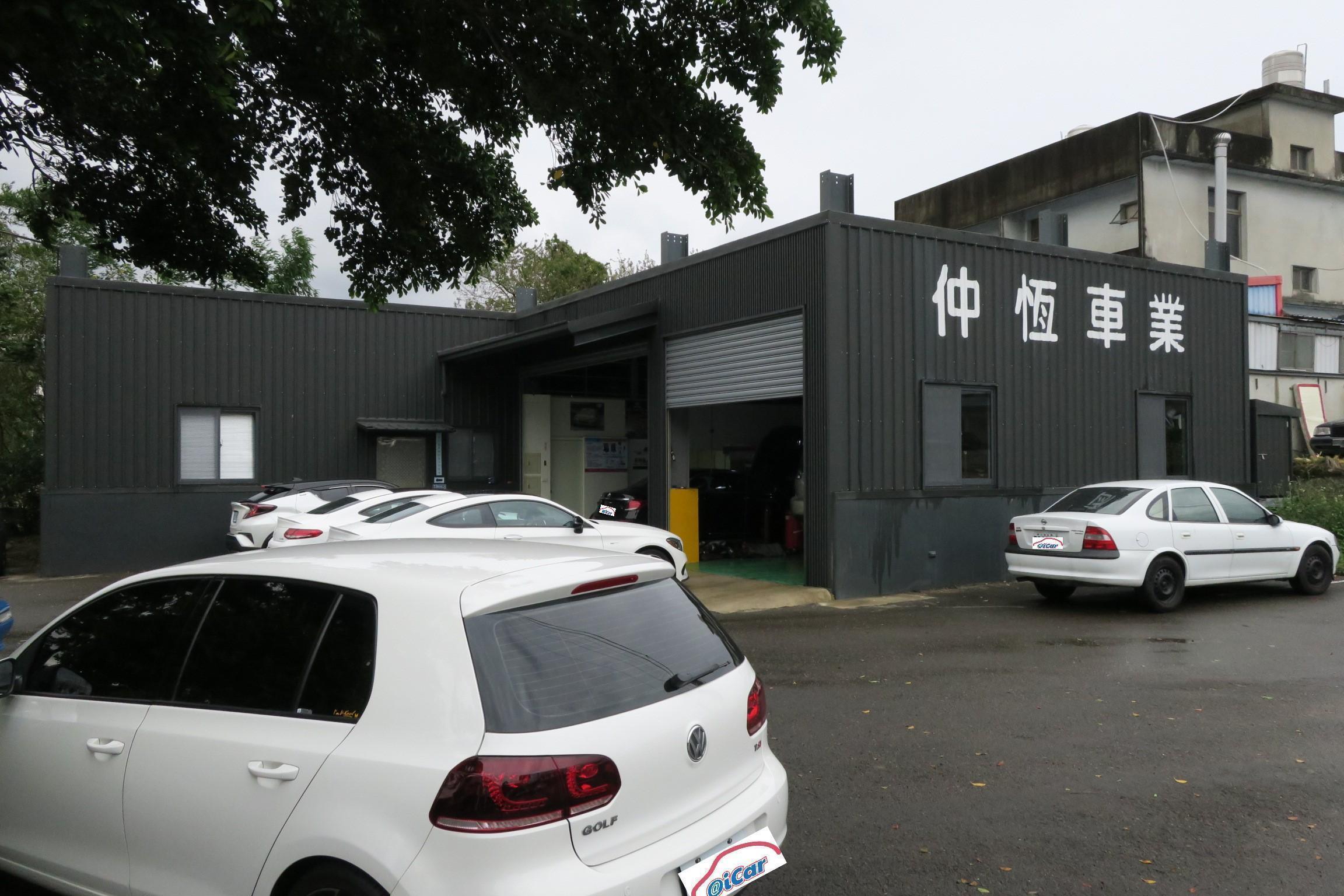 仲恆車業廠房內部方正，內部左側為車主休息區。