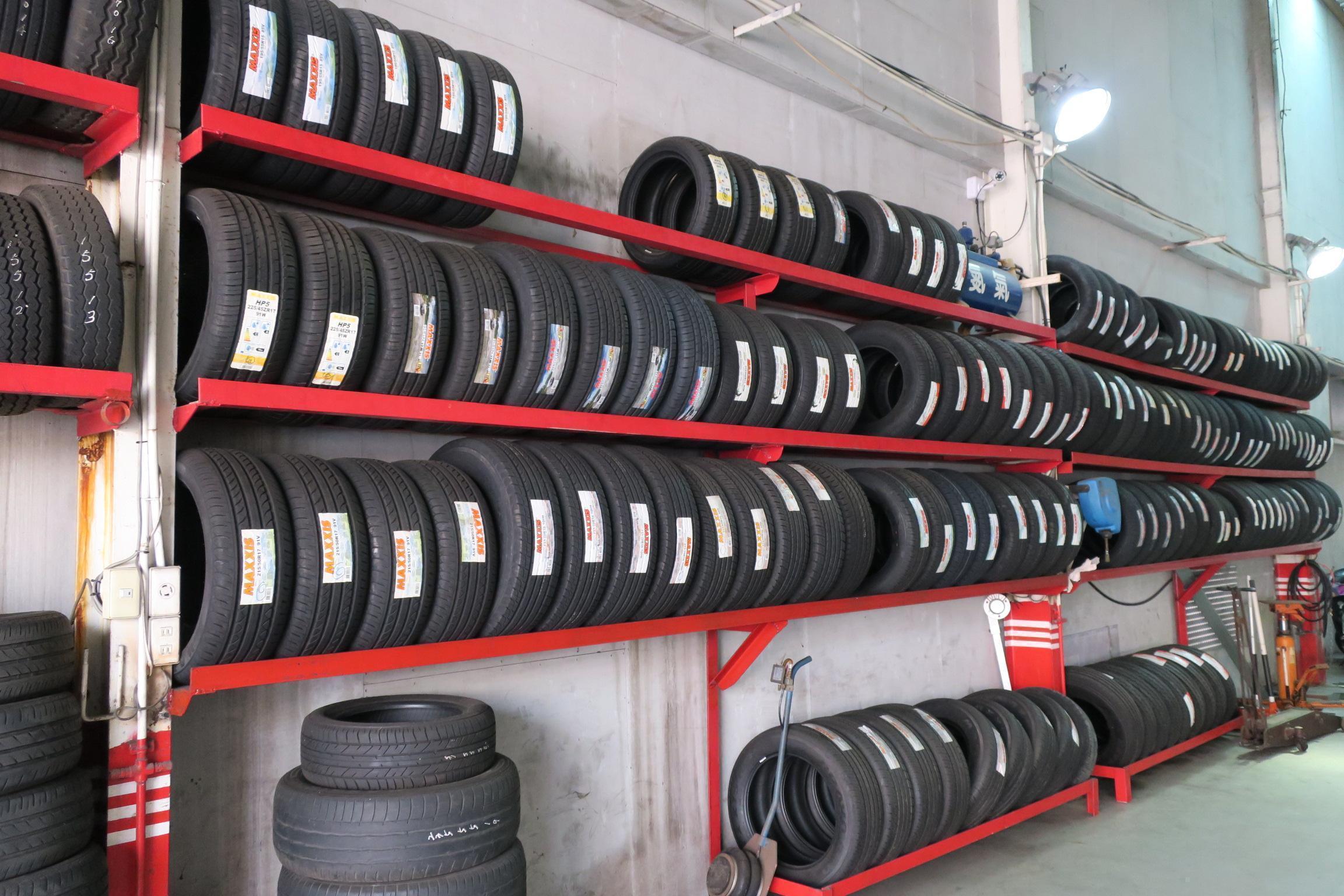 登鉅汽車廠內備有更尺寸新胎與中古胎提供車主隨時進行更換，讓安全一路相伴。