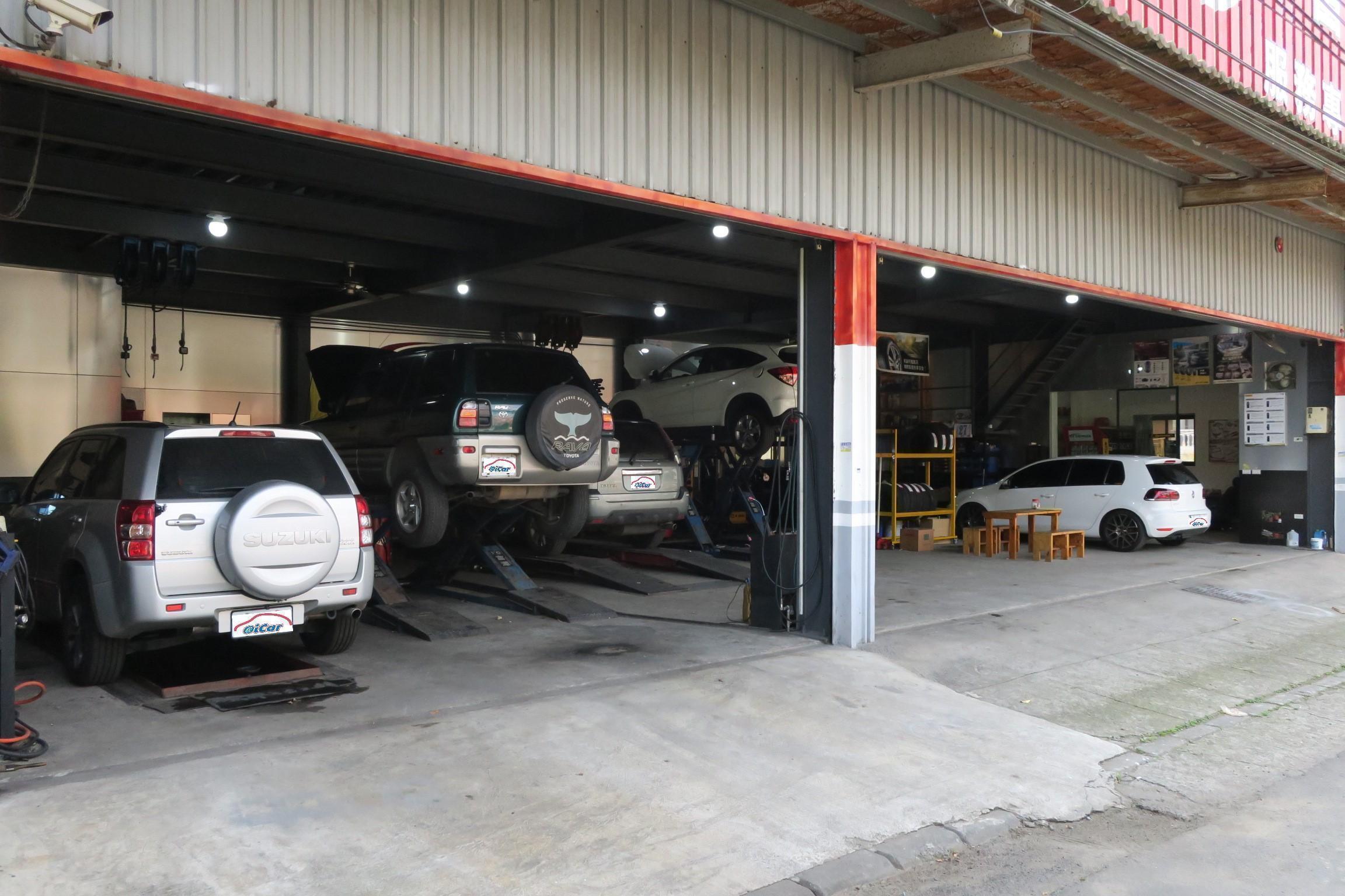 (圖2)富全汽車修護廠內共四個保修施工區，分別分為快速保養、維修、輪胎定位區，規劃十分的用心。