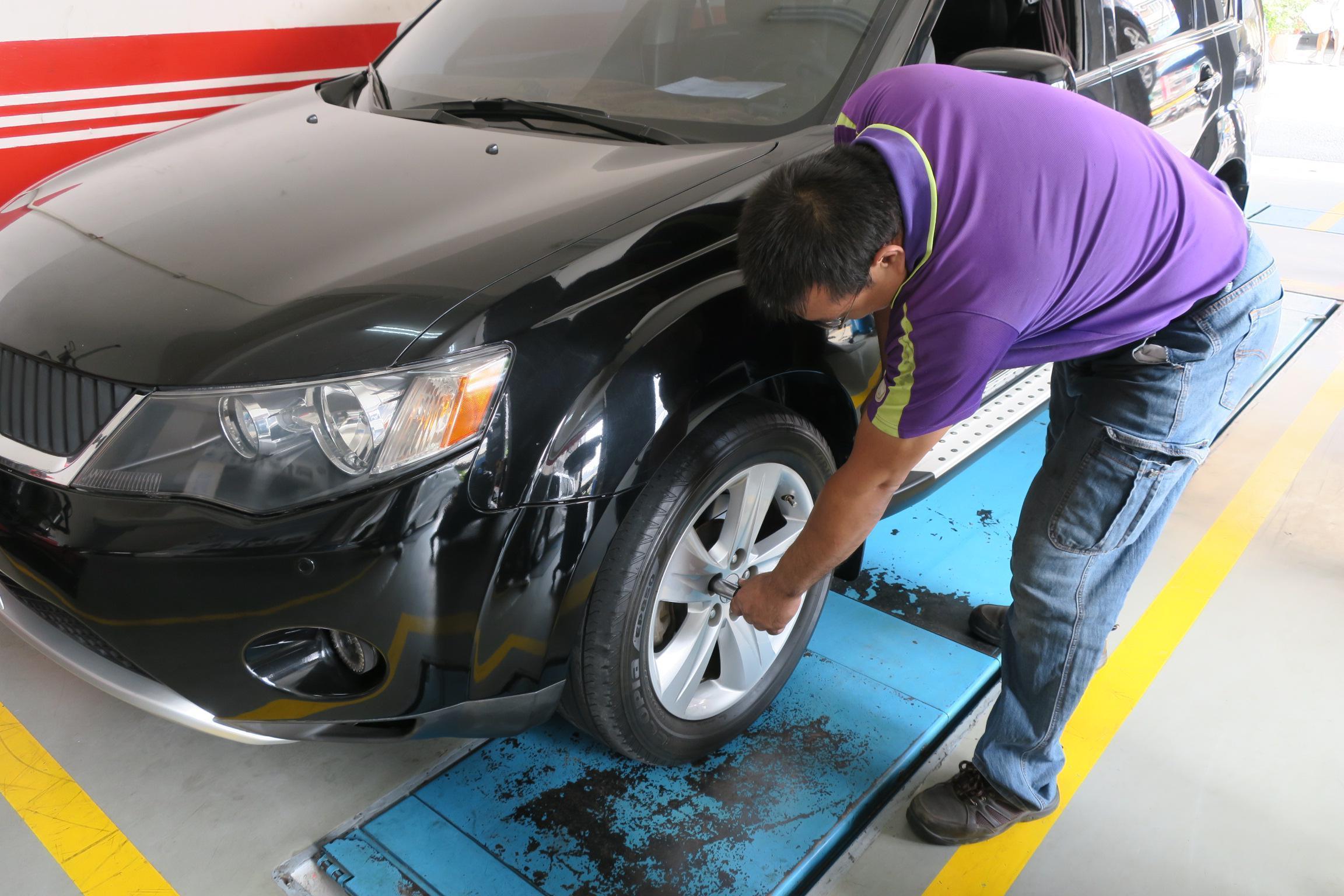 車輛出廠前，技師檢查輪胎螺絲磅數是否正確打上，非常細心。