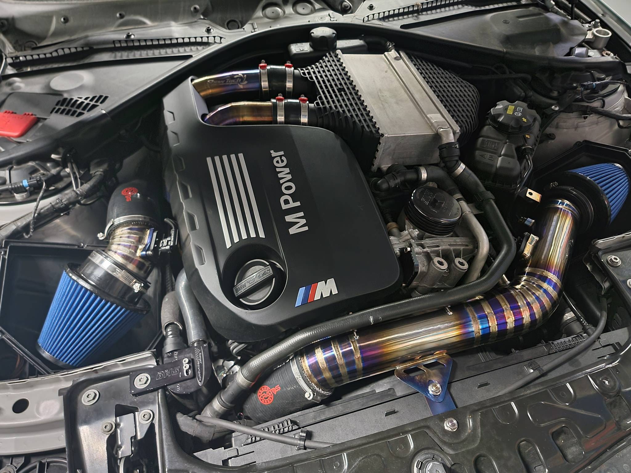 (圖7)BMW M4進氣系統強化提升施工。