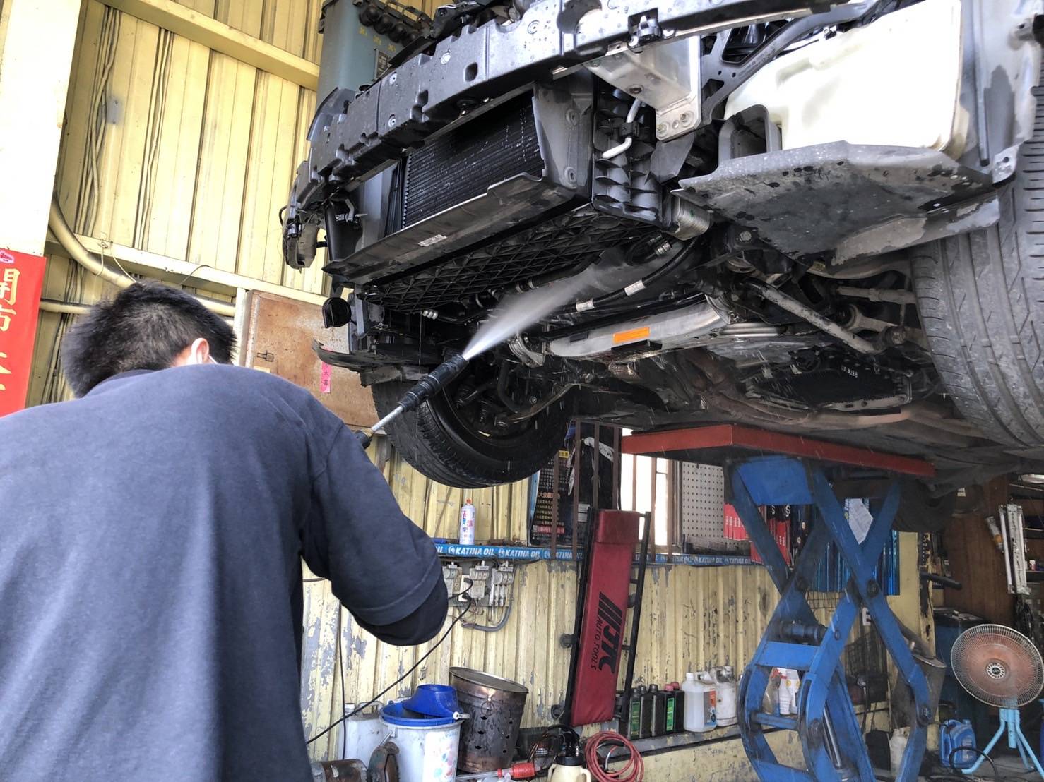 (圖5)BMW 523i引擎剛維修安裝完成，技師清洗底盤情況。