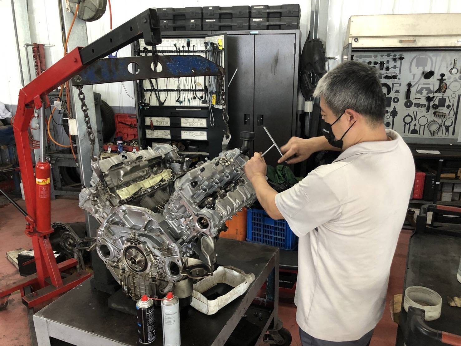 (圖4)BMW 7系列油電車款V8引擎大修施工情況。