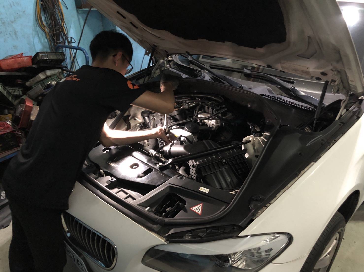 (圖5)BMW 引擎機油散熱器更換施工。