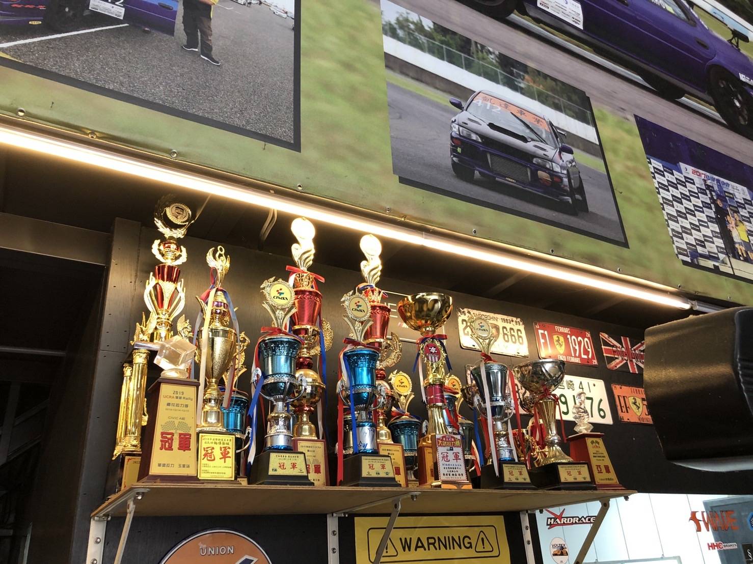 (圖7)余老闆這些年在台灣賽事上獲得不少的獎盃，對於車輛系統都非常的熟悉專業。