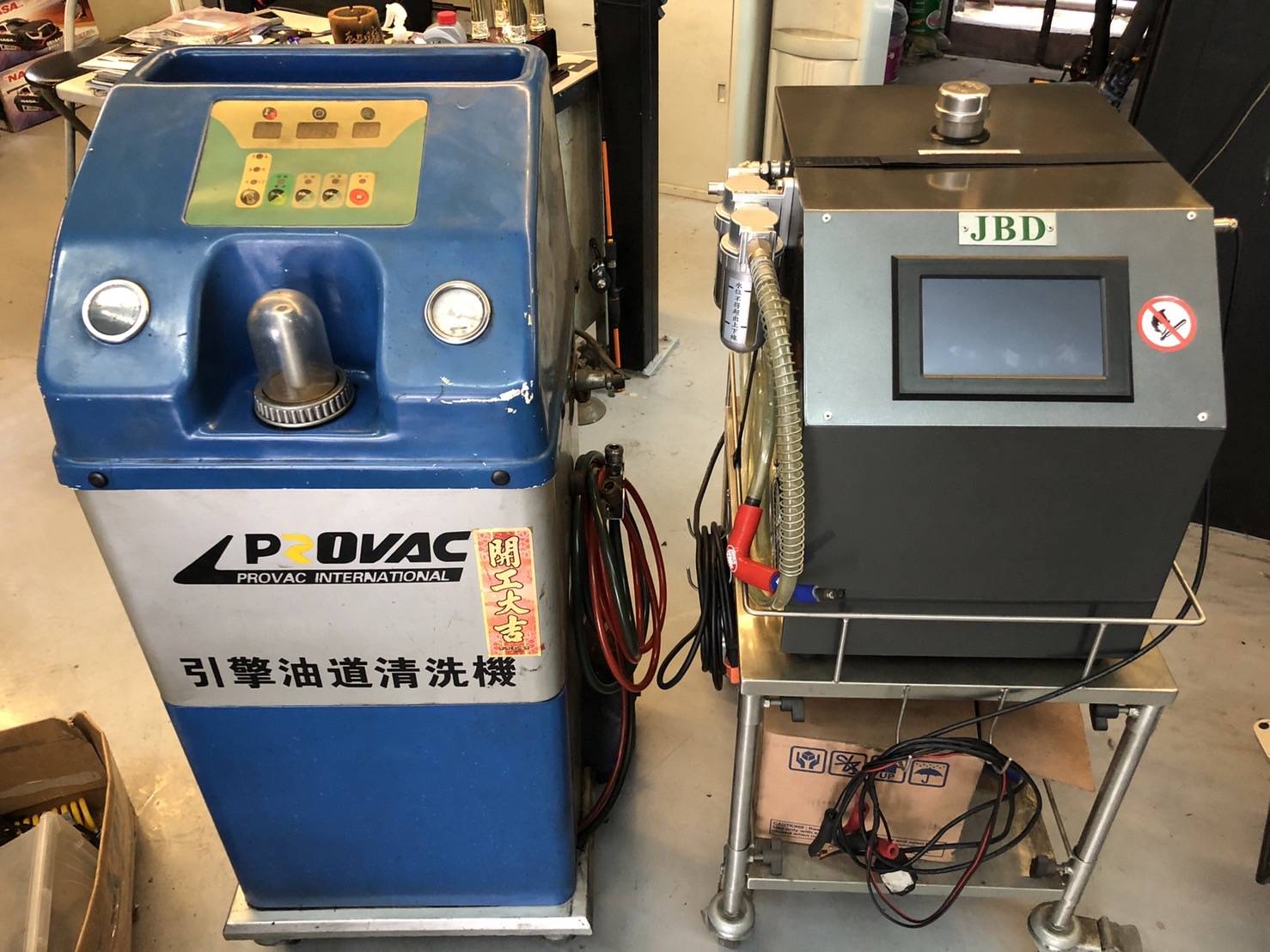 (圖10)引擎油道清洗機(左)、引擎燃燒室氫氧清洗設備(右)。