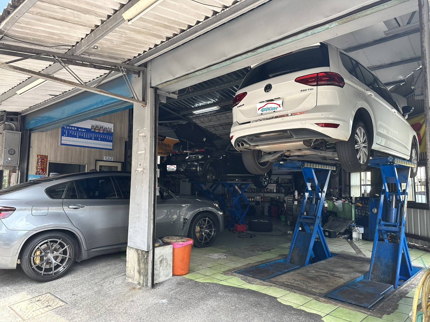 健順汽車場內約可停放四台保修車輛。