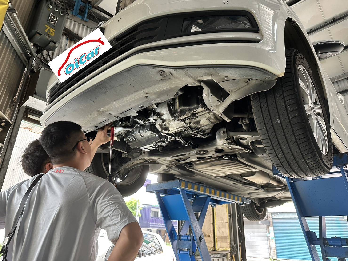 VW冷氣系統製冷效果不良檢修，盧老闆細心與車主講解問題原因及修復方式。